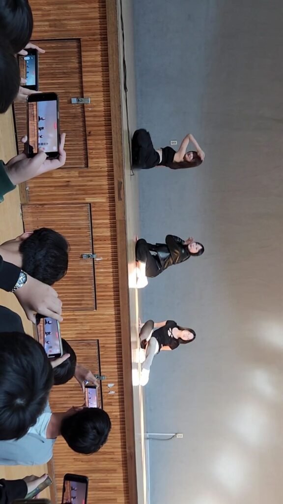 1분40~ 대학교 댄스동아리 중학교 공연 직캠 유두노출