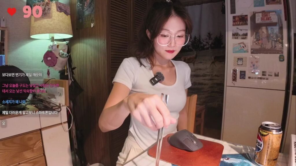 엄소진 소시지 먹방