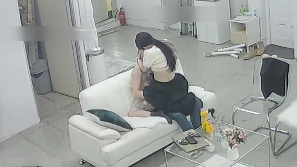 IP – 소파 위에서의 열정적인 나체 섹스