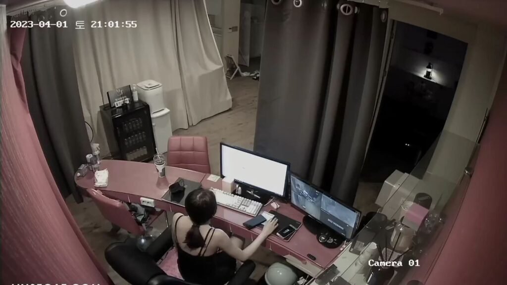 스킨케어 매장 카운터 앞에서의 섹스