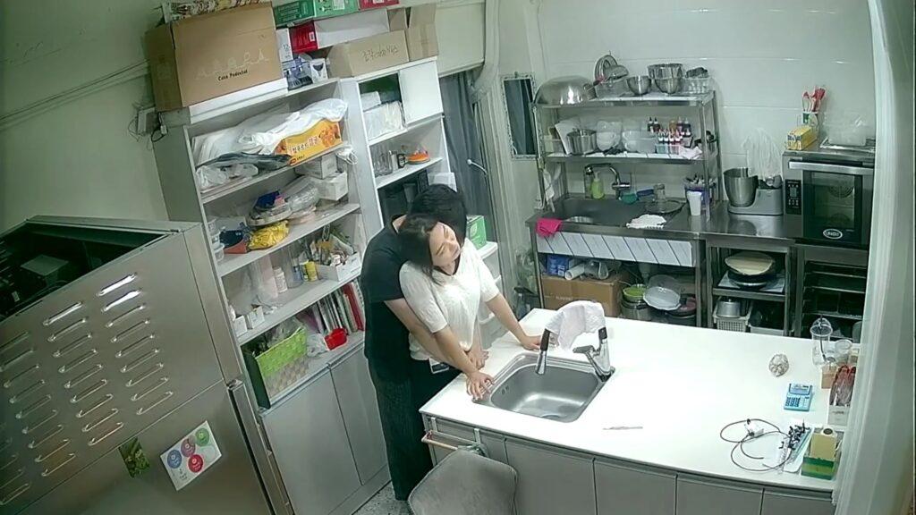 케이크 가게 주방 주인과 여성 직원