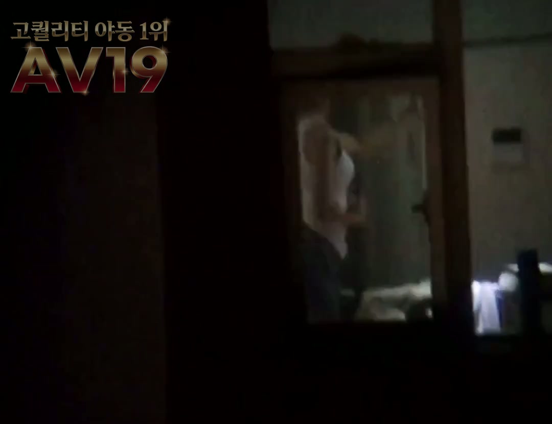 찜질방 자고있는 아저씨 옆에서 바지벗기고 뒤에서 박기