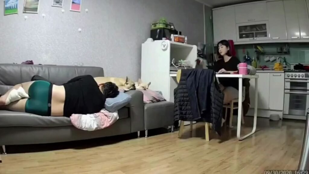 거실에서 성관계를 갖는 실제 커플