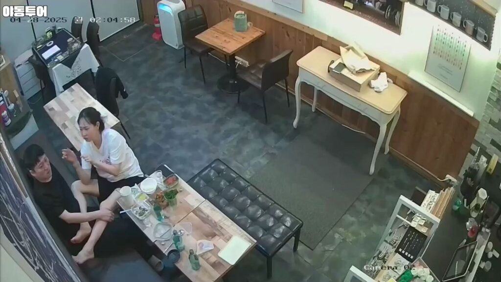 커피숍 주인은 남자친구와 성관계를 가졌다.