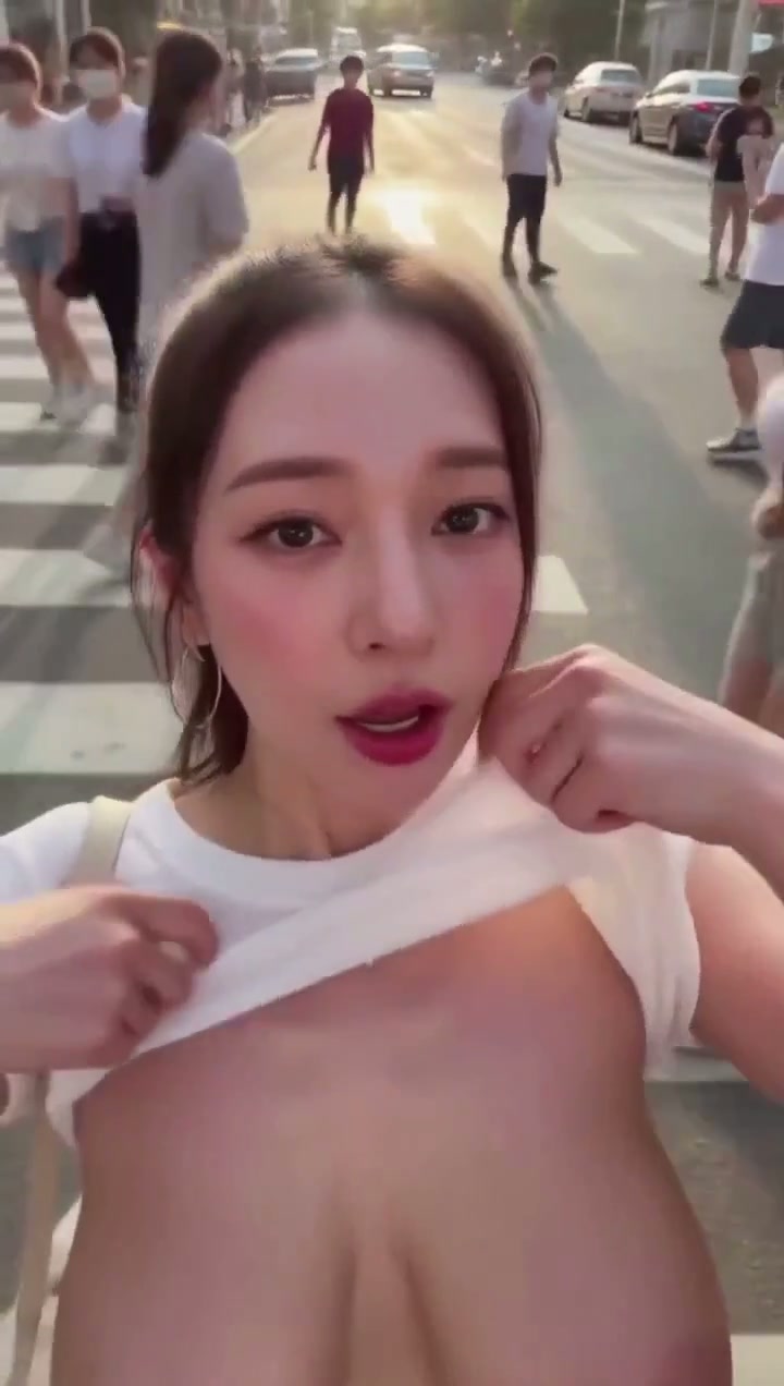 도로 마비시켜버리는 쭉빵 미녀들