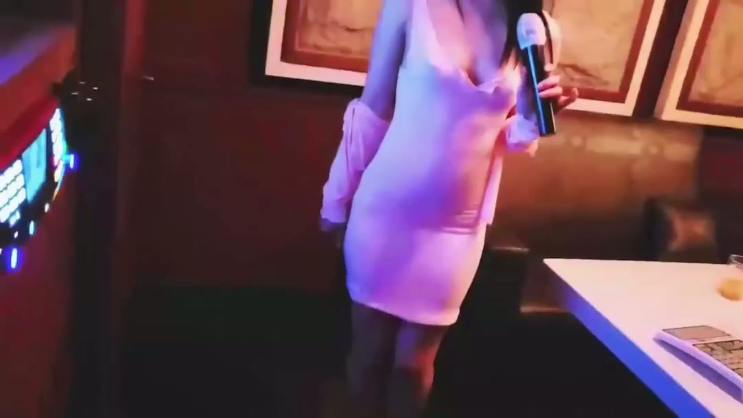 몸매 작살나는 노래방 보도녀