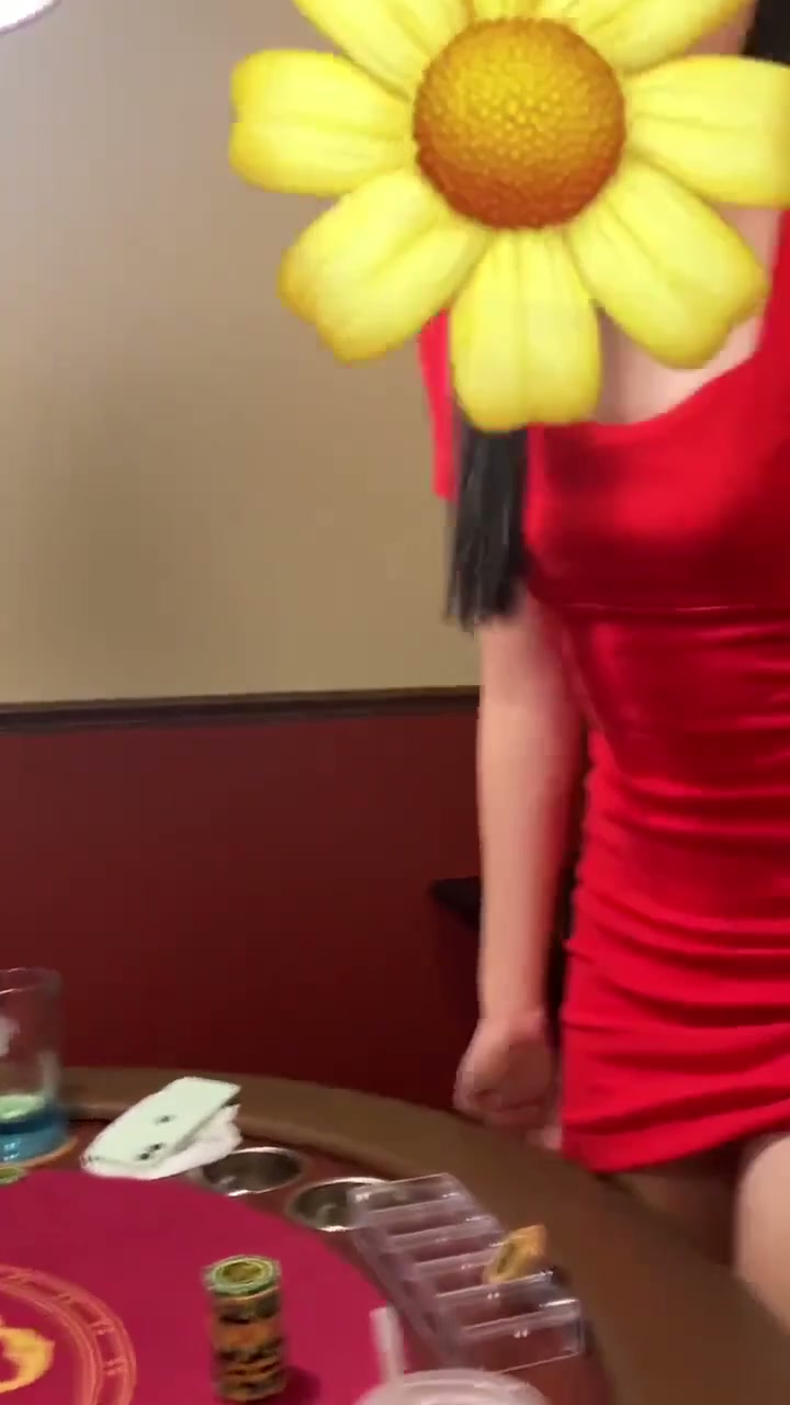 벌칙으로 다른남자 앞에서 여친 옷벗기기