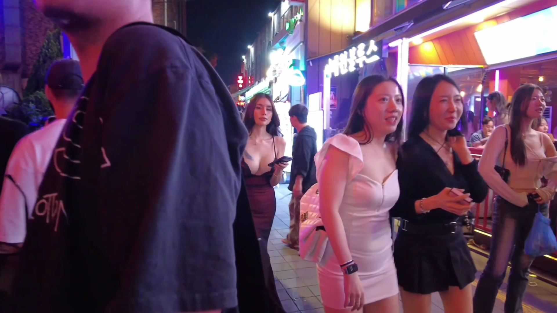 이태원 거리의 한국 여성들