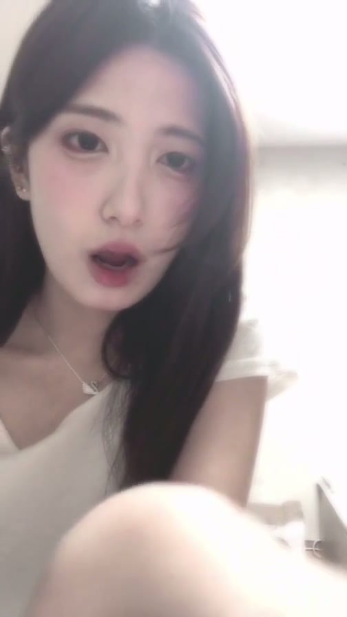 뒷보지와 빈약한 쮸쮸 보여주는 존예 수줍녀