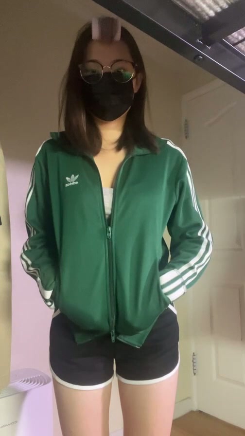 슬림 탄탄한 몸매의 아디다스 초록 저지녀