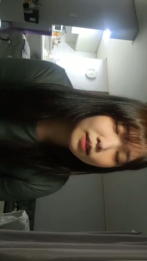 찌찌 보여주는 뚱보 1티어 와꾸녀